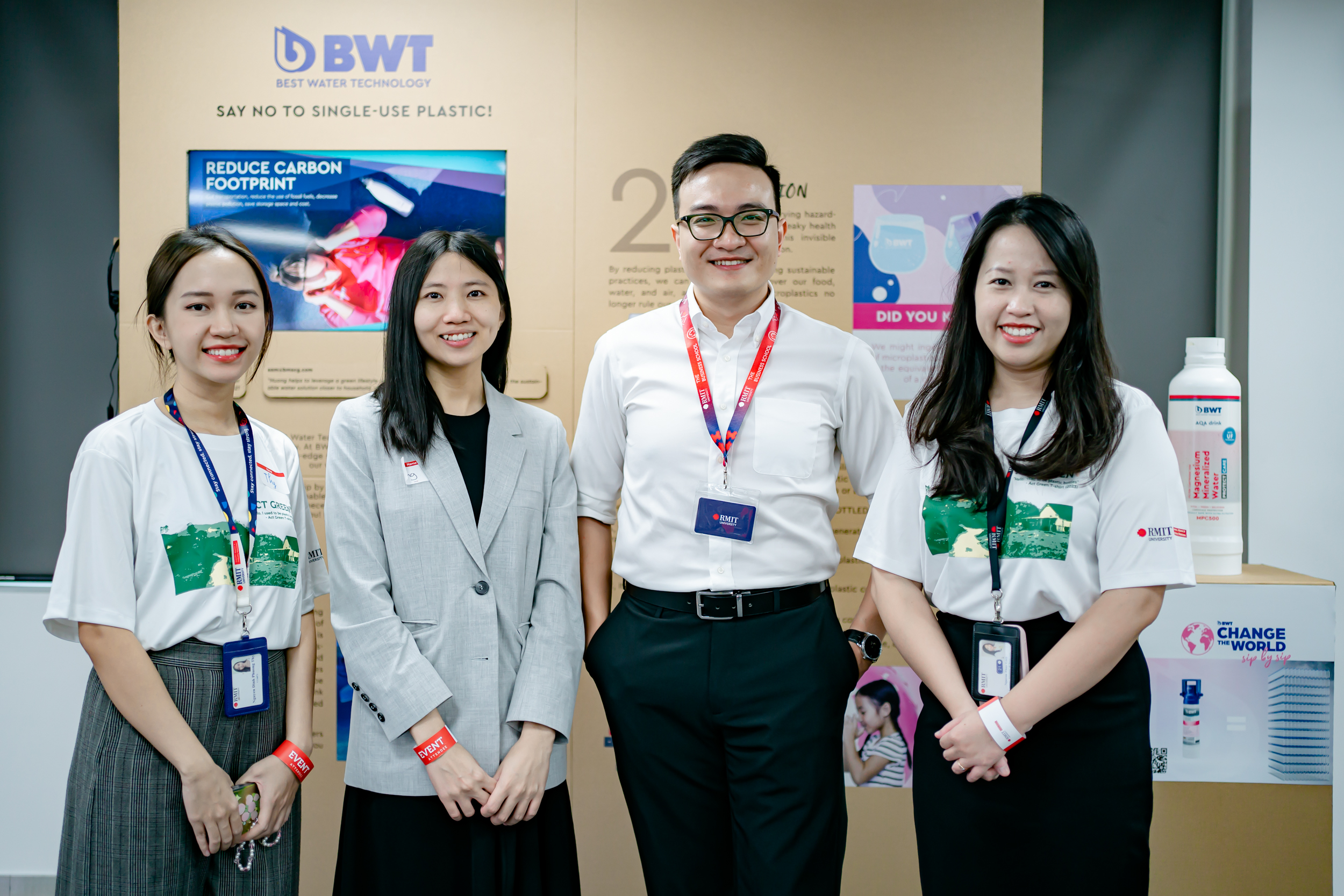 Huong Dinh (Sam) Standing in the second from Left to Right along with other RMIT alumnus
